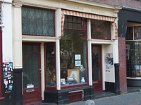 820013 Gezicht op de winkelpui van het pand Oudegracht 308 te Utrecht.N.B. Rond 1868 was in dit pand Brood- en ...